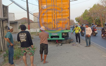 Honda Beat Tabrak Trailer Parkir Di Sidorogo Taman, Pengendara Tewas