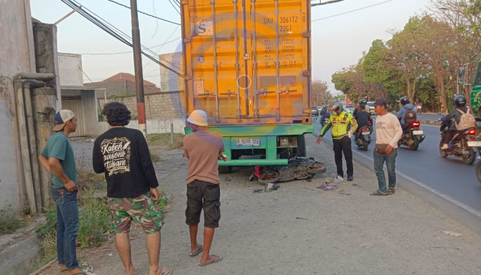 Honda Beat Tabrak Trailer Parkir Di Sidorogo Taman, Pengendara Tewas