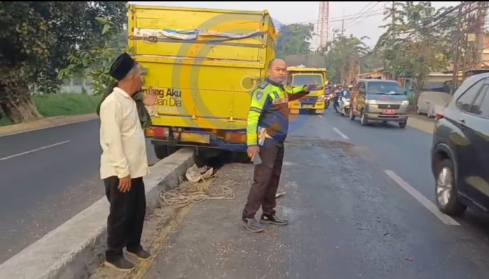 Truk Colt Diesel Oleng Dan Naik Median Jalan Di Sidorejo Krian