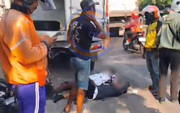 Diduga Mengantuk, Motor Honda Beat Tabrak Truk Box Parkir Di Kletek, Dua Pelajar Terluka