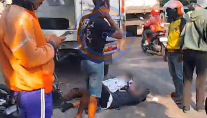 Diduga Mengantuk, Motor Honda Beat Tabrak Truk Box Parkir Di Kletek, Dua Pelajar Terluka