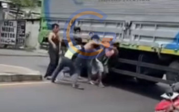 Gara-Gara Teguran “Kesuwen”, Supeltas Kletek Dikeroyok Sopir Truk Bersama Dua Kernet