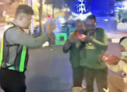 Humanis! Satlantas Polresta Sidoarjo Berbagi Sedekah Subuh Kepada Pekerja Jalanan