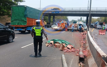 Diduga Pecah Ban, Pikap Bermuatan Saus Kecelakaan di Tol Porong KM 755/B 3 20261009 192131
