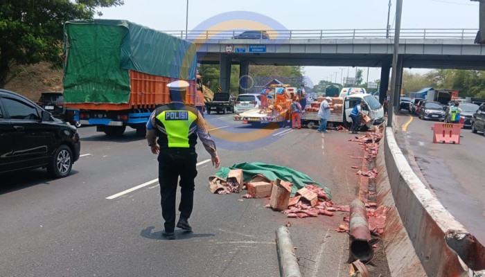Diduga Pecah Ban, Pikap Bermuatan Saus Kecelakaan Di Tol Porong Km 755/B