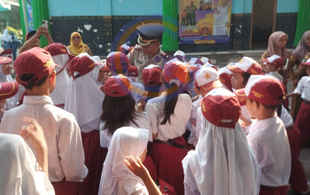 Kapolsek Taman Turun Atur Lalu Lintas, Lanjut Sosialisasi Bullying di SDN Wonocolo 2 Taman 3 20261019 083933