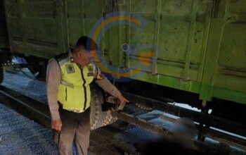 Nahas! Gagal Mendahului Truk Gandeng, Pemotor Di Sukodono Terseret 15 Meter