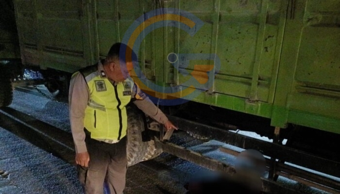 Nahas! Gagal Mendahului Truk Gandeng, Pemotor Di Sukodono Terseret 15 Meter