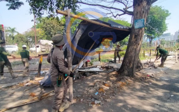 Satpol PP Bongkar 8 Bangunan Liar di FR Waru, DPRD Dorong Penataan hingga Buduran 3 Img 20261006 Wa0113 1