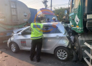Diduga Rem Blong, Trailer Hantam Kia Picanto hingga Ringsek Parah di Kletek Taman 9 Img 20261014 Wa0128
