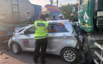 Diduga Rem Blong, Trailer Hantam Kia Picanto hingga Ringsek Parah di Kletek Taman 3 Img 20261014 Wa0128