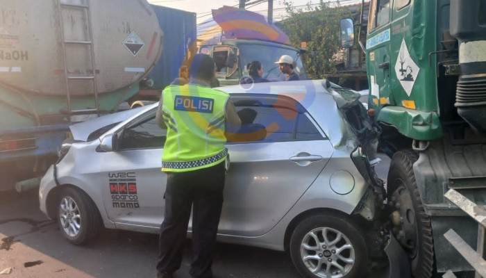 Diduga Rem Blong, Trailer Hantam Kia Picanto Hingga Ringsek Parah Di Kletek Taman