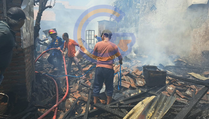 Diduga Akibat Kebocoran Lpg, Rumah Kos Kayu Di Magersari Sidoarjo Hangus Terbakar