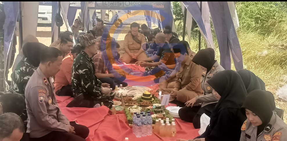 Tumpeng HUT ke-81 TNI untuk Koramil Sedati, Camat dan Kapolsek Tegaskan Soliditas Tiga Pilar 3 Screenshot 2026 10 06 13 02 00 53 99C04817C0De5652397Fc8B56C3B3817